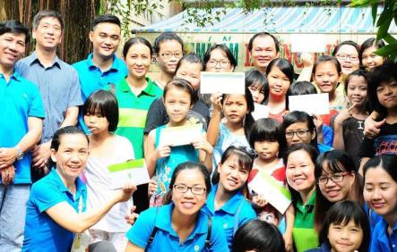 ABOVE HUNDREDS OF CHRISTMAS GIFT GAVE TO CHILDEN IN CHARITY SHELTERS AT HCMC