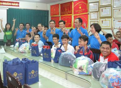 NHÂN VIÊN NOVALAND VỚI NHỮNG HOẠT ĐỘNG TÌNH NGUYỆN - TRUNG THU YÊU THƯƠNG ĐẾN VỚI TRẺ EM KHÓ KHĂN