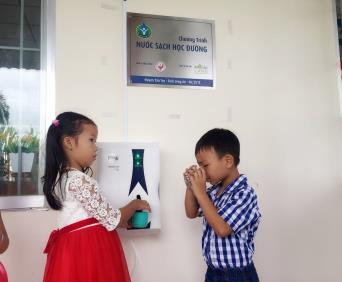 HUNDREDS OF WATER PURIFYING MACHINES HANDED OVER TO 27 SCHOOLS IN LONG AN PROVINCE