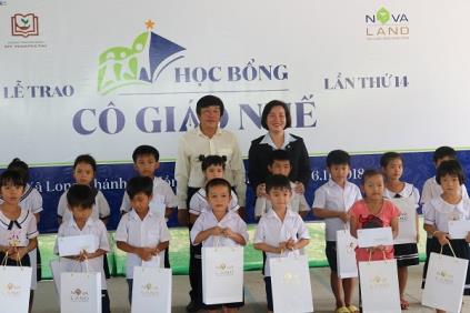 NOVALAND GROUP PRESENTS SCHOLARSHIPS TO DONG THAP STUDENTS