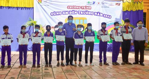 TẬP ĐOÀN NVL TRAO HÀNG TRĂM HỌC BỔNG NHÂN DỊP KHAI GIẢNG NĂM HỌC MỚI